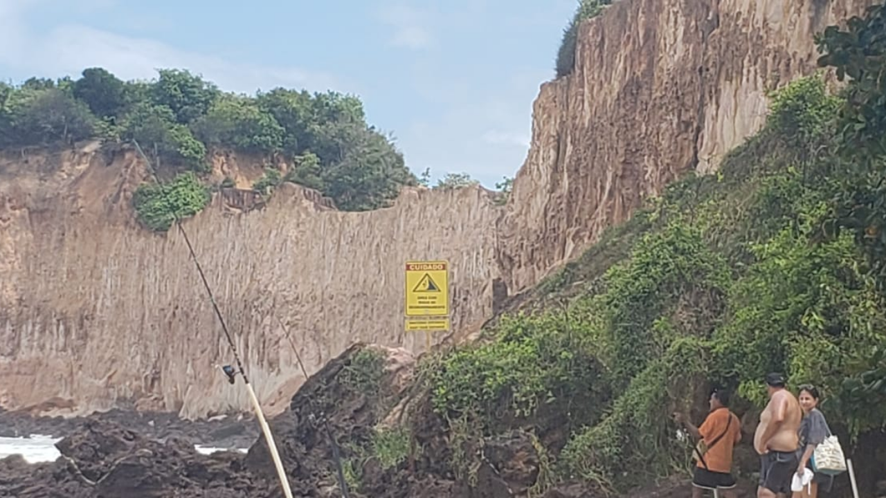 Placas de orientação são instaladas em falésias da Praia de Cotovelo