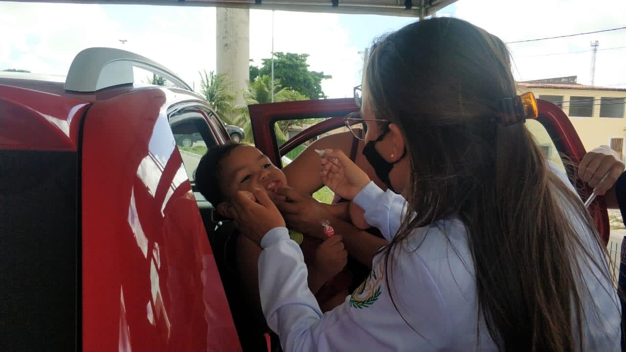 Em apenas dois dias, Natal imuniza cerca de 300 crianças em drive-thru da gotinha