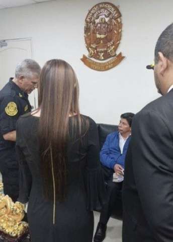 Presidente do Peru é afastado e preso por forças de segurança