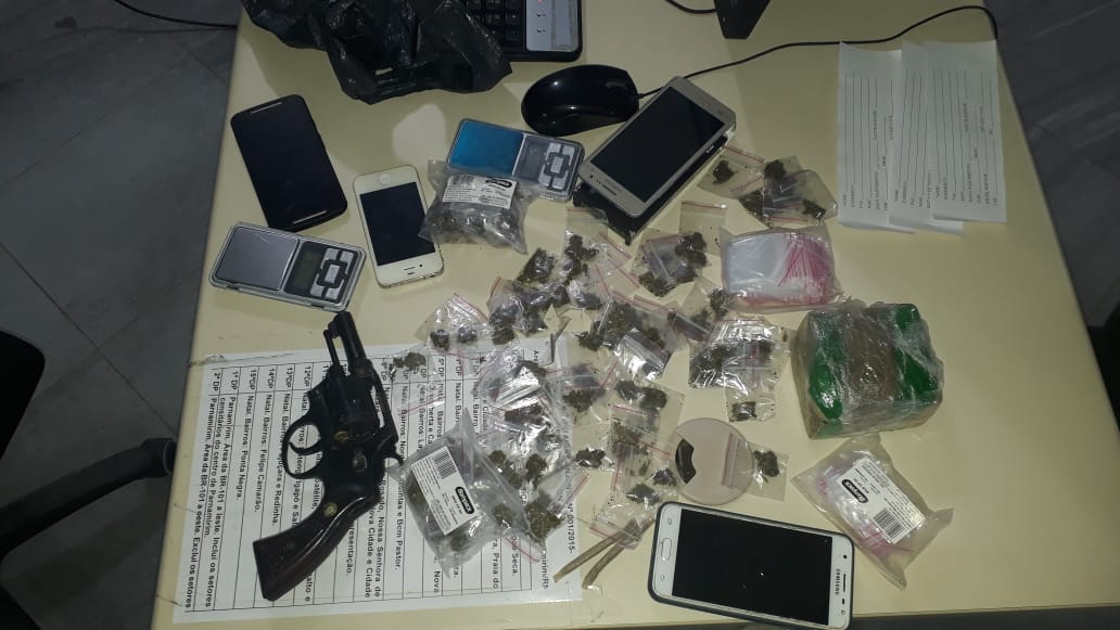 Três jovens são presos com arma e drogas na zona Oeste de Natal