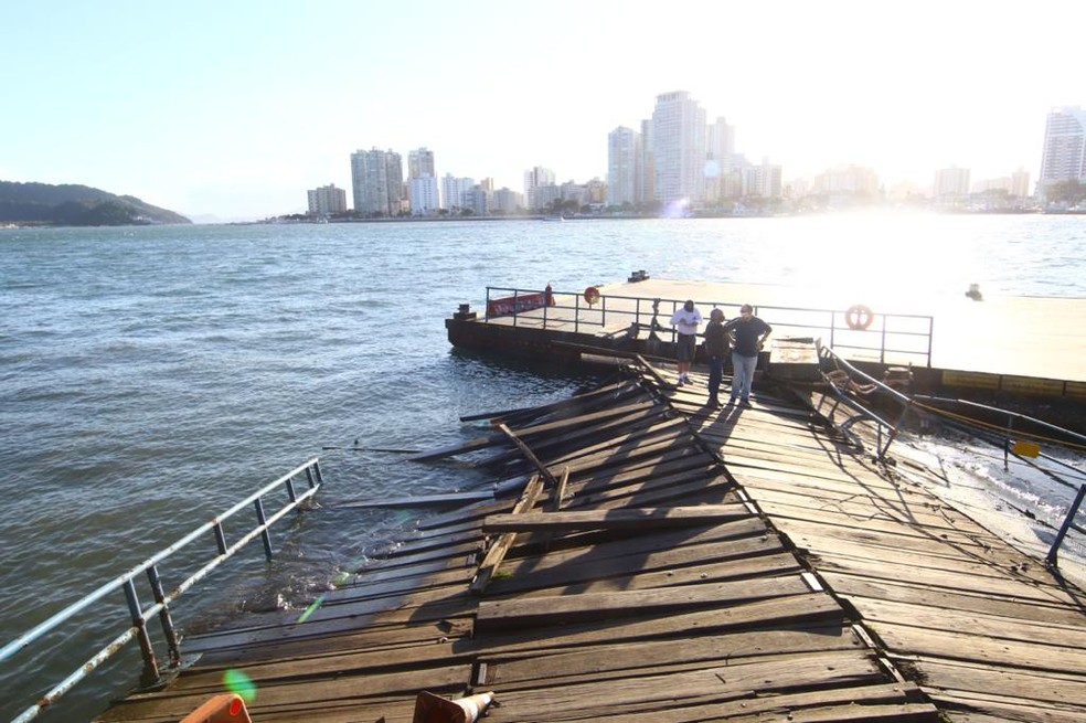 Navio colide e destrói píer de travessia de balsas no litoral de SP
