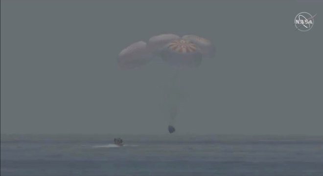 Astronautas da Nasa aterrissam em segurança após 2 meses no espaço