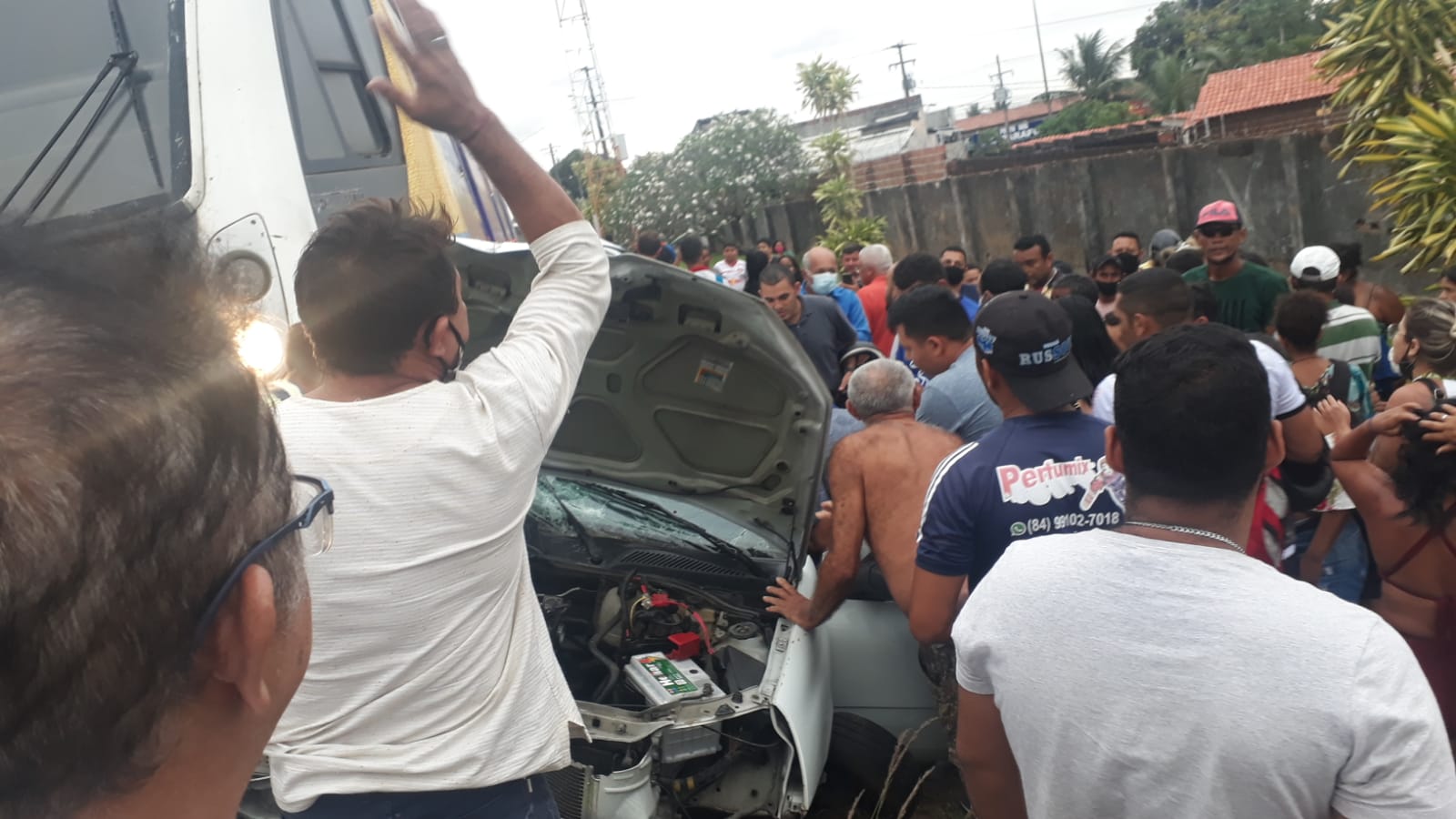 Urgente: Trem bate em carro e motorista fica preso em ferragens na zona Norte de Natal