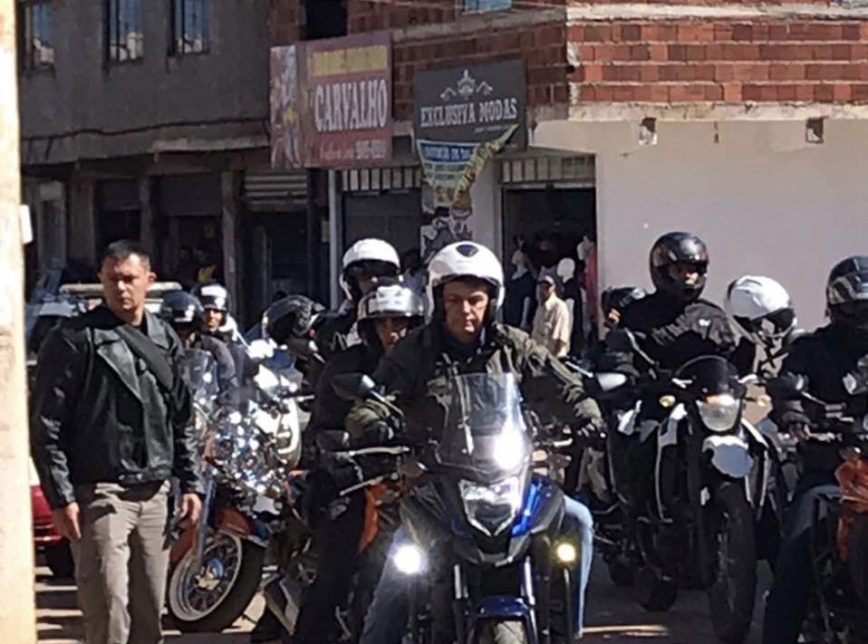 Bolsonaro passeia de moto e tira fotos com apoiadores no DF