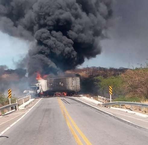 Caminhões pegam fogo após batida e interditam BR-304 