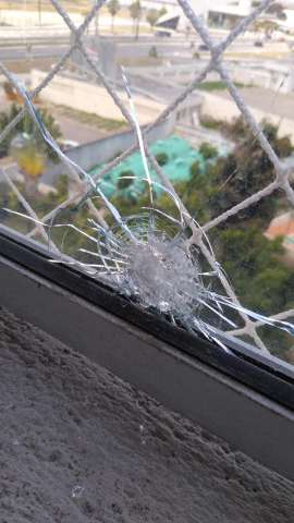 Confronto de torcidas termina com bala perdida atingindo apartamento