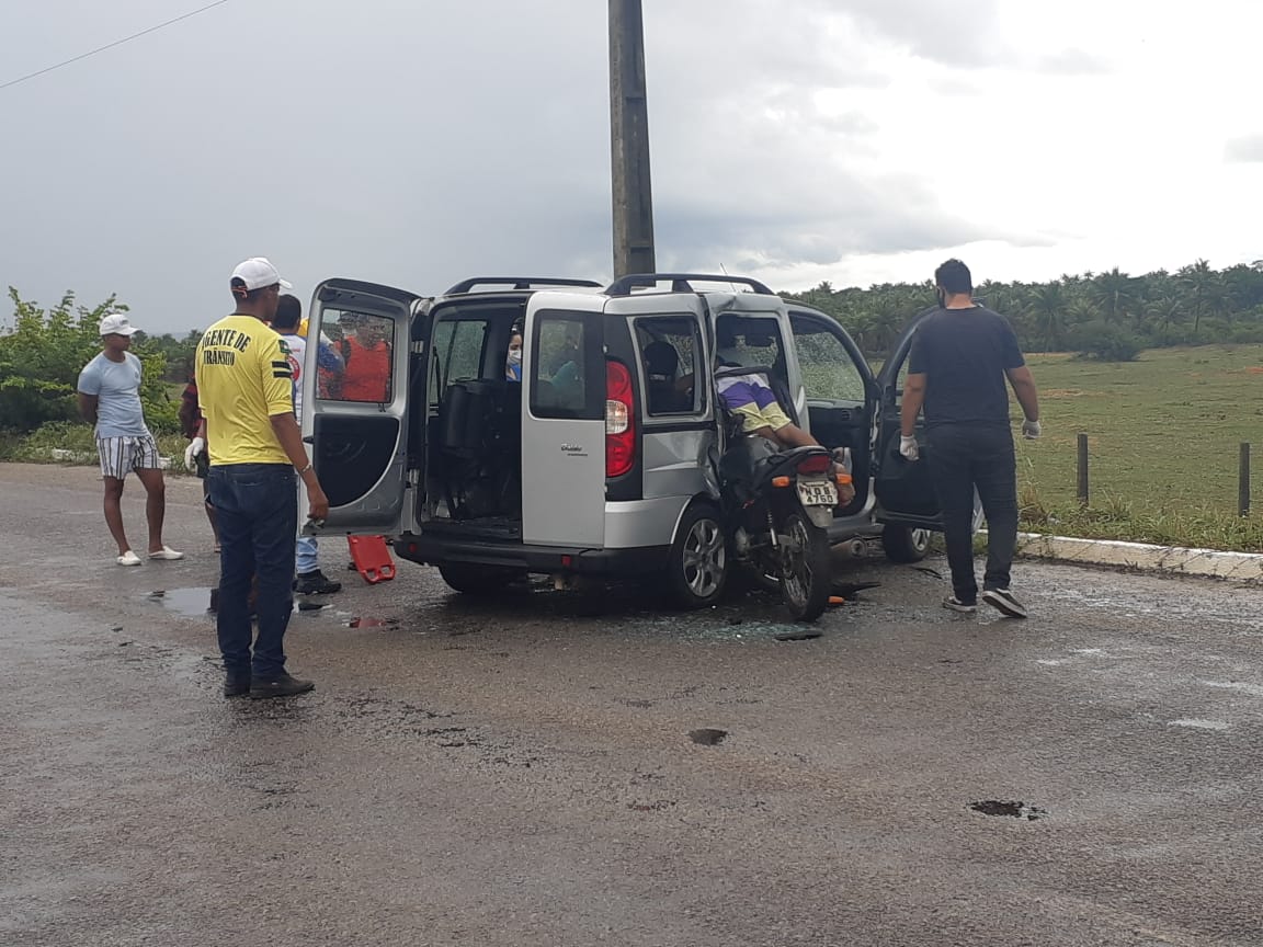 [IMAGENS FORTES] Motociclista morre ao bater em carro na Estrada de Pipa