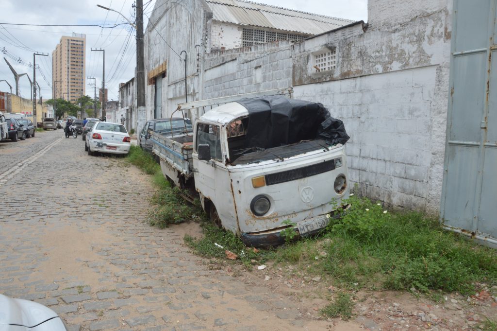Projeto prevê multa para o proprietário de veículo abandonado em vias pública