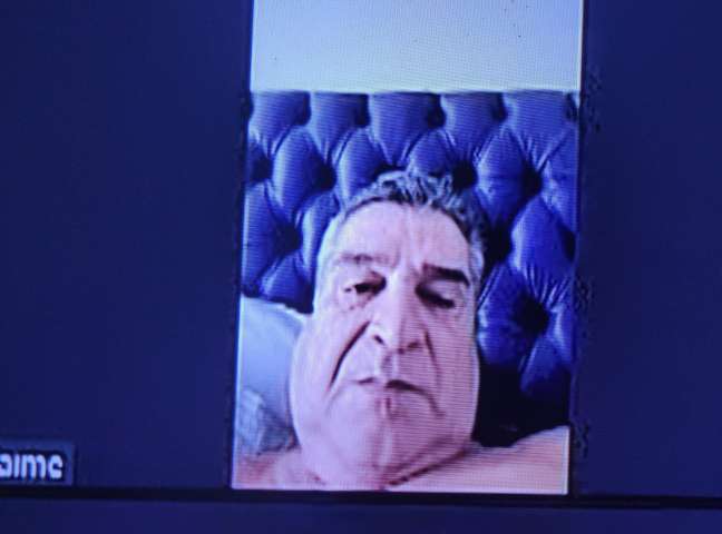 Deputado estadual aparece em local inusitado durante sessão virtual e é criticado nas redes