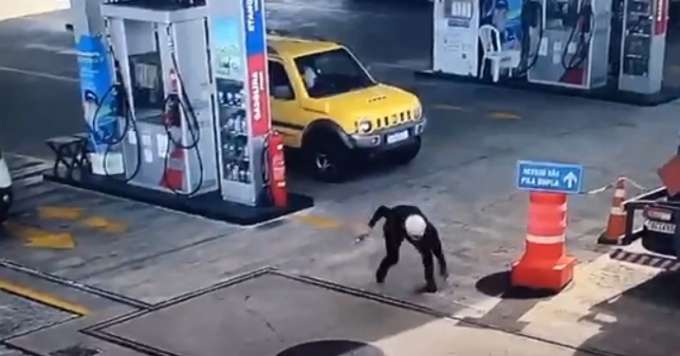[VIDEO] Imagem forte: Bandido é baleado ao tentar assaltar posto de combustível em Natal