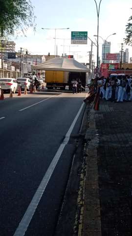 Na semana do Natal, grupo de capoeira atrapalha trânsito na frente do Midway
