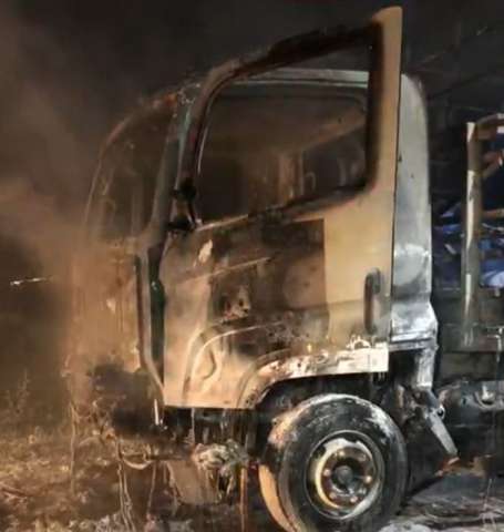 Caminhão de água é incendiado no bairro do Planalto; População apagou fogo