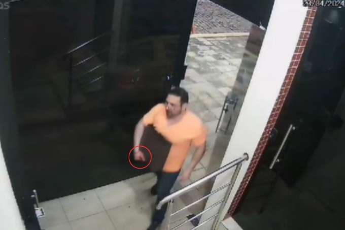Veja momento em que suspeito pela morte de psicóloga retorna para casa ainda com sangue na mão