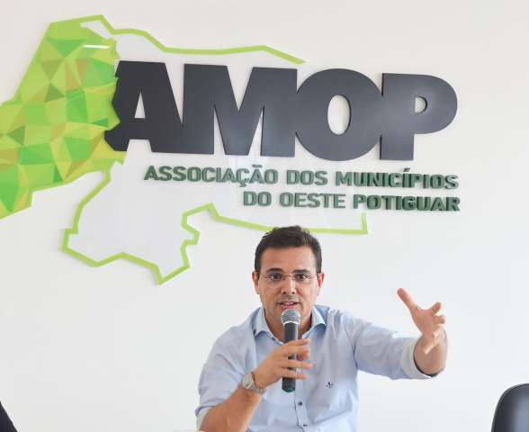 Prefeito de Patu Rivelino Câmara é reeleito presidente da Associação dos Municípios do Oeste Potiguar
