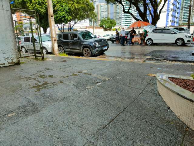 Dono do mundo estaciona carro interrompendo a urgência do Hospital Rio Grande