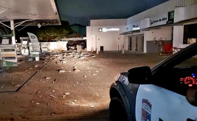 Bandidos explodem parte de posto de combustíveis na zona Sul