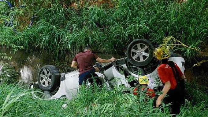 Impressionante: Carro cai no fosso do canal do Baldo