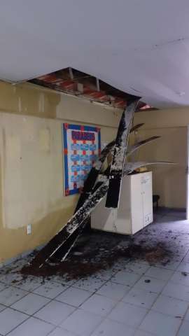 [VÍDEO] Parte do teto de escola estadual desaba com a chuva