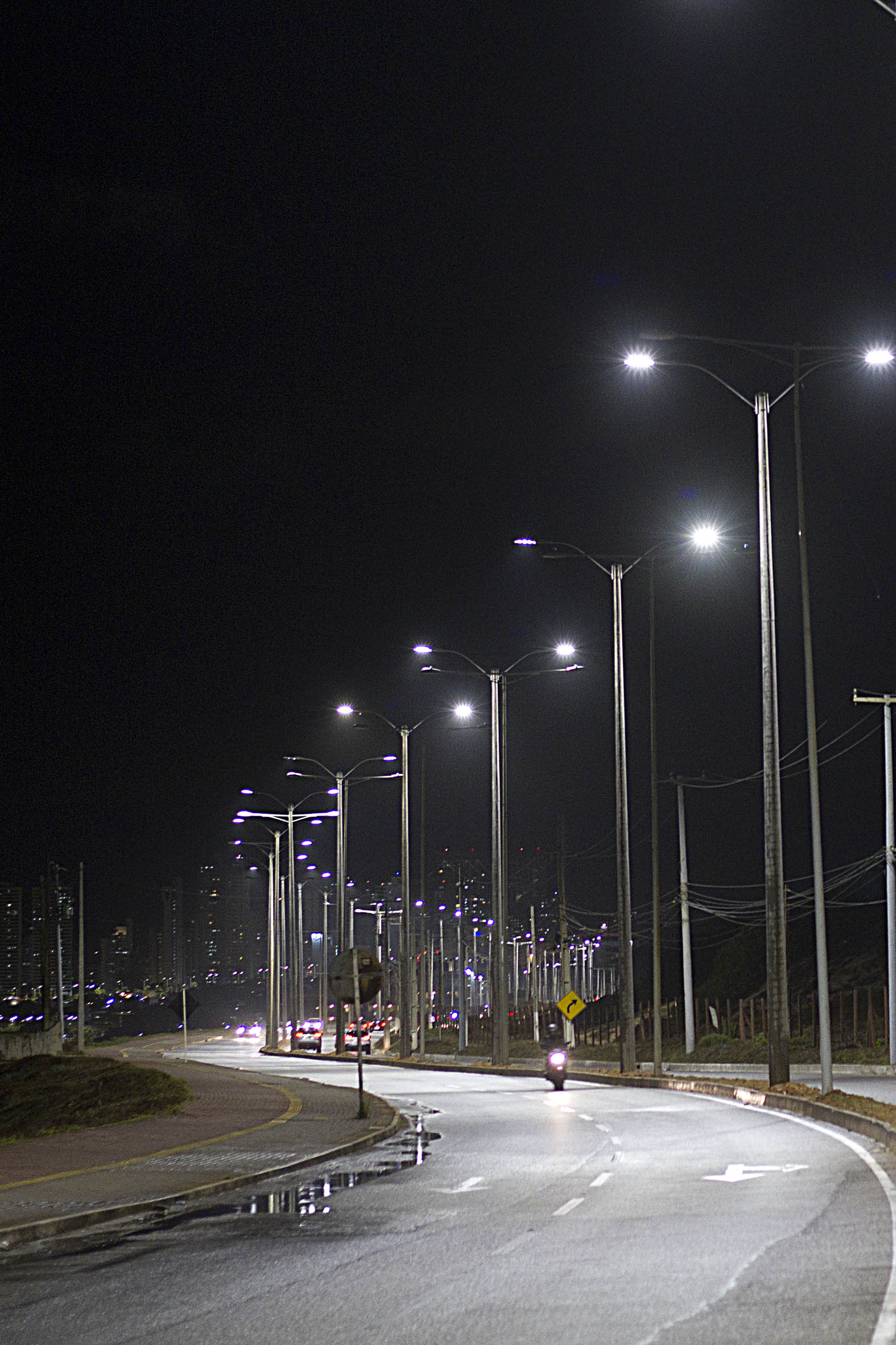 Segunda etapa da nova iluminação da Via Costeira é acesa