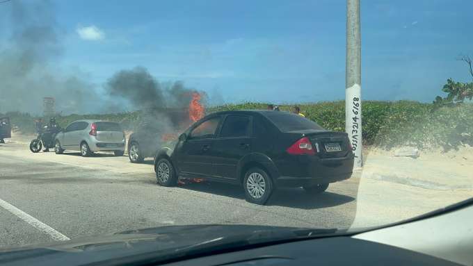 Carro pega fogo próximo a Ponte Nova