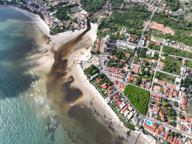 Impressionante: Imagem mostra água podre do Rio Pium chegando a praia de Pirangi