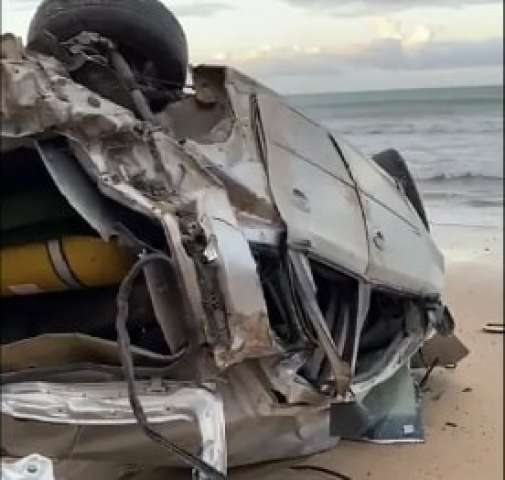 Carro cai de falésia em praia no Litoral Sul do RN
