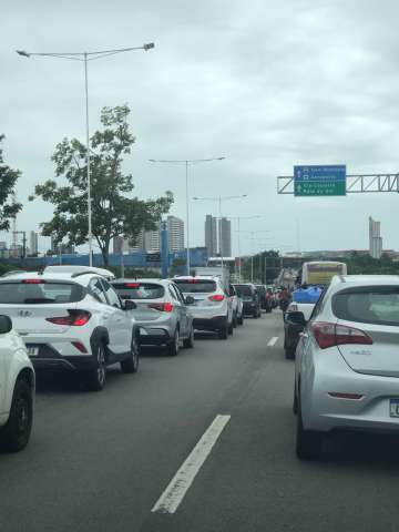 Engavetamento de 3 carros e viatura da PM congestiona trânsito na BR-101