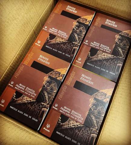 Procurador comemora venda de livros que vão ajudar instituições filantrópicas