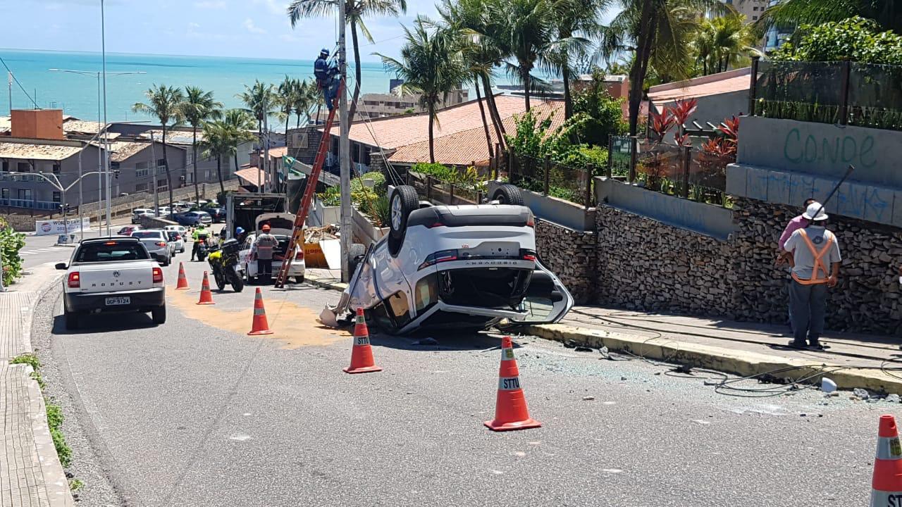 Ladeira do Sol é interditada para retirada de carro capotado e manutenção da rede elétrica