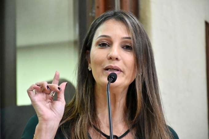 Cristiane ressalta papel do Hospital Varela Santiago e cobra renovação de convênio