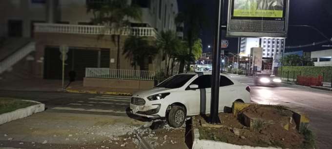 Carro é abandonado após bater em canteiro na Salgado Filho