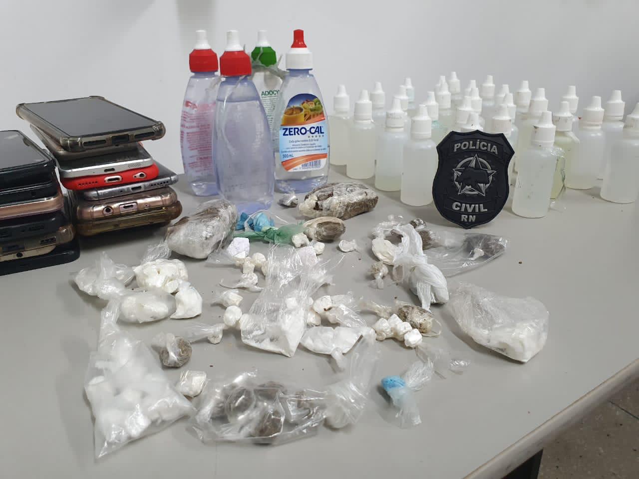 Polícia Civil invade festa e apreende cocaína, maconha e loló em Santa Cruz