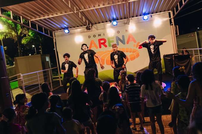 Trupe de circo Os Ladrões de Sorrisos e Camila Masiso compõem a programação do próximo Domingo na Arena
