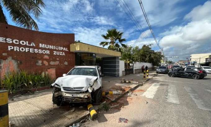 Motorista embriagado dirige na contramão, atinge carros, invade calçada de escola e é preso ao tentar fugir em Natal