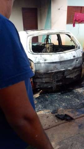 [VÍDEO] Mais ataques: criminosos incendeiam carro em garagem de casa em Ceará Mirim