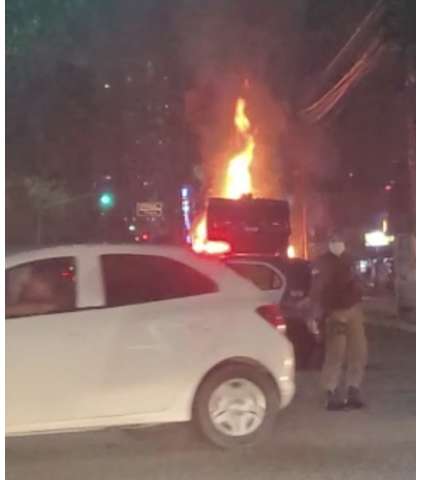 Urgente: Caminhão do lixo pega fogo na Roberto Freire