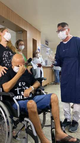 Paciente que passou por procedimento de transplante de coração recebe alta hospitalar 