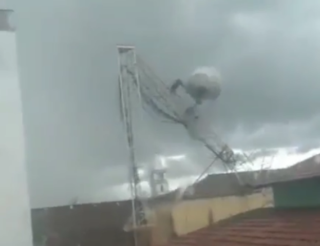 Torre de telefonia cai por cima de prédio em cidade do Agreste do RN