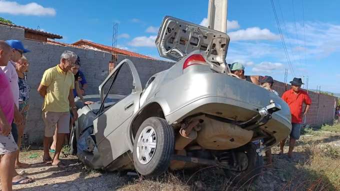 Jovem morre após capotar carro e bater em poste às margens de estrada em São Rafael