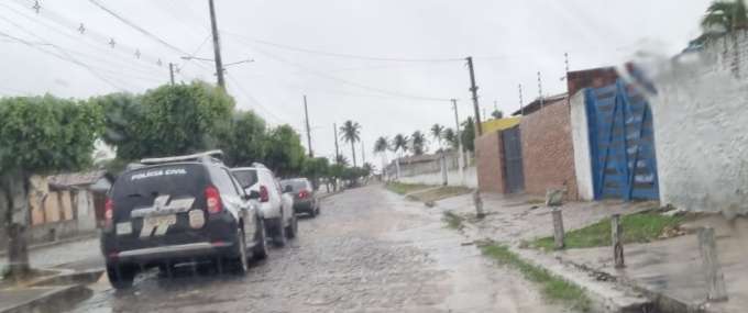 Polícia Civil cumpre mandado de busca e apreensão na casa da ex-prefeita de interina de Lagoa de Pedras
