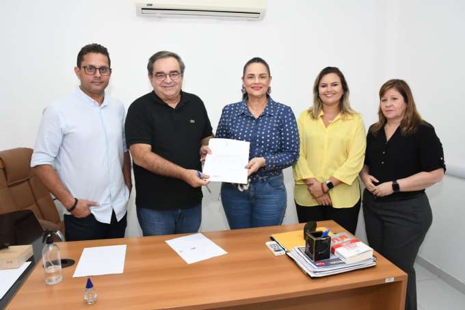 Álvaro Dias autoriza pagamento que antecipa 40% do 13° aos professores da rede municipal