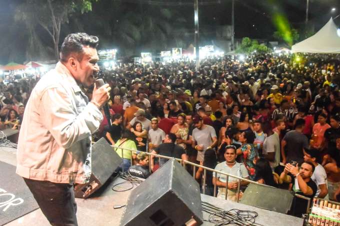 Carnaval de Macaíba 2024 começa com muito axé e forró animando milhares de foliões na Praça Paulo Holanda Paz