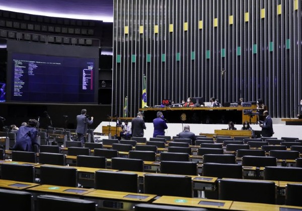 De 24 partidos na Câmara apenas 1 votou contra anistia  de dívida bilionária de igrejas