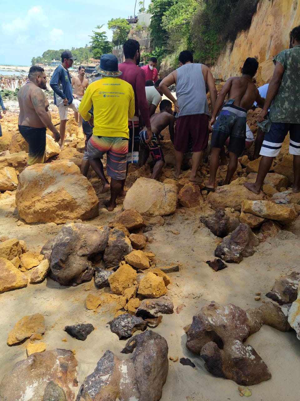 [IMAGEM] Populares ajudam no resgate de pessoas soterradas em Pipa