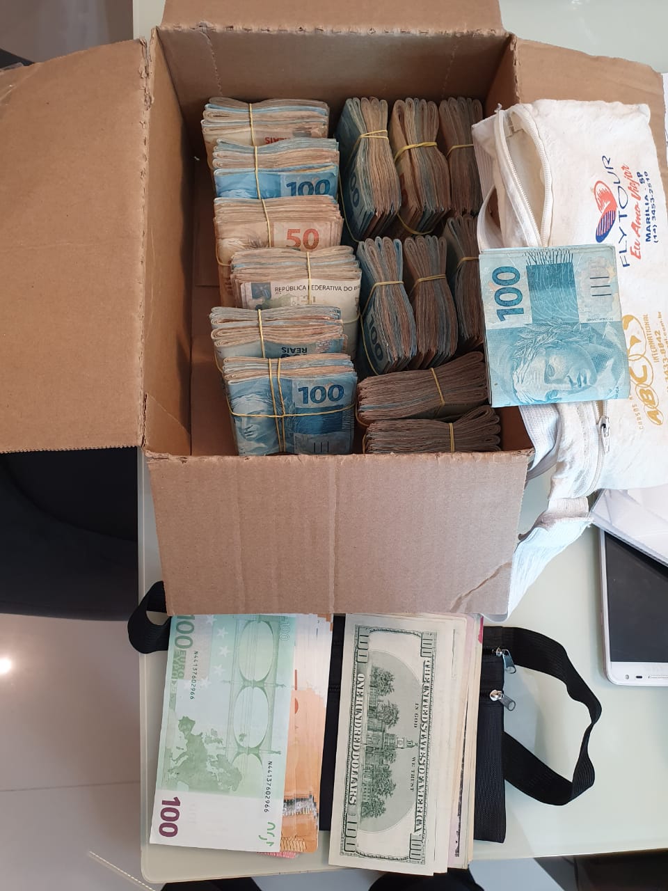 Operação Vale Tudo: PF encontra dolares, euros e milhares de reais na casa de um dos envolvidos