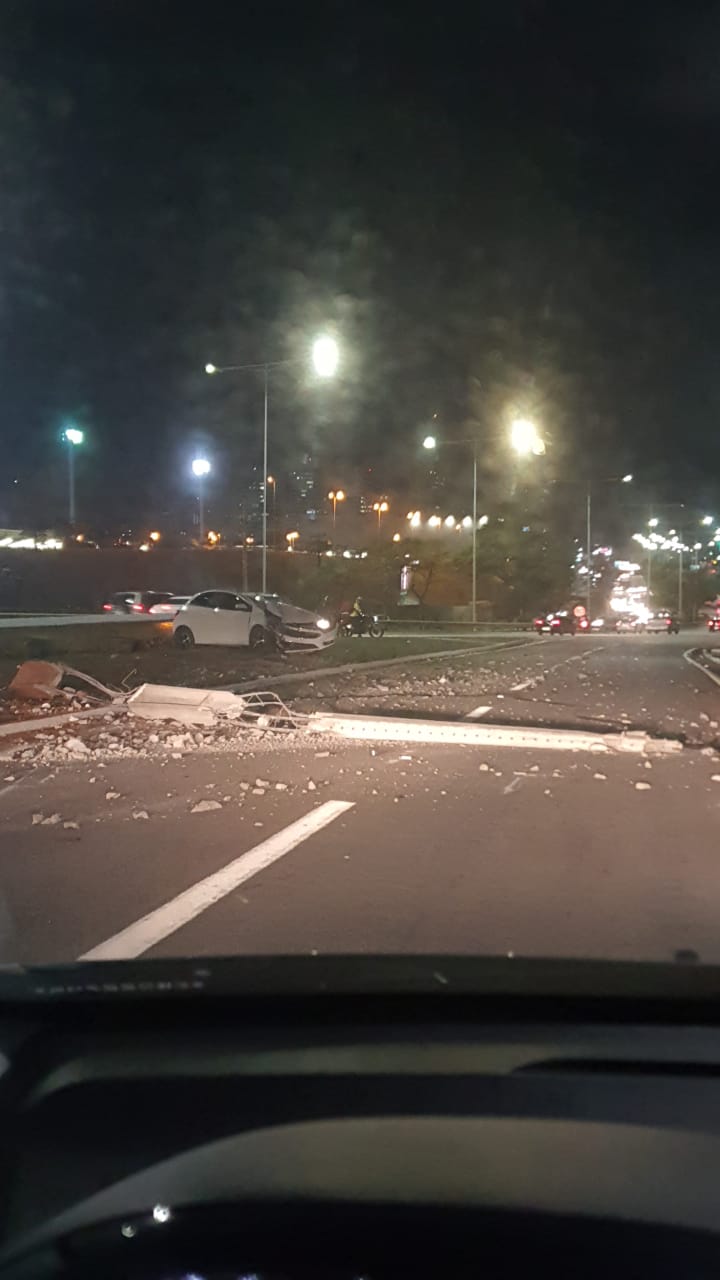 Acidente feio na frente do Carrefour (BR101)