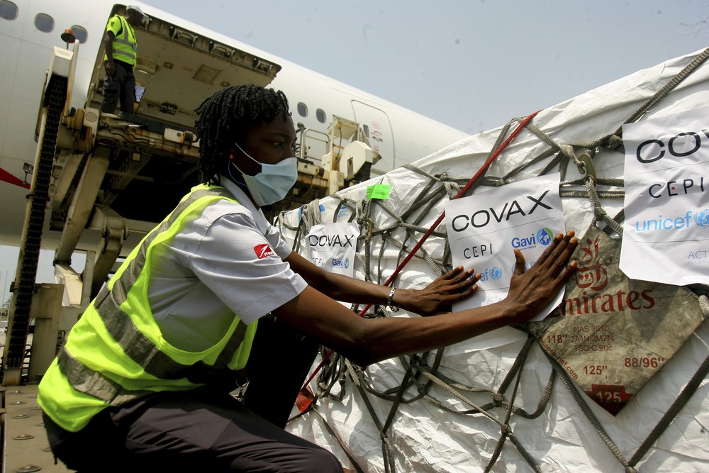 1º país a receber doses de consórcio da OMS, Gana começa vacinação contra Covid-19