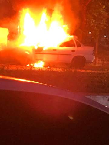 Carro em chamas em frente à Caern