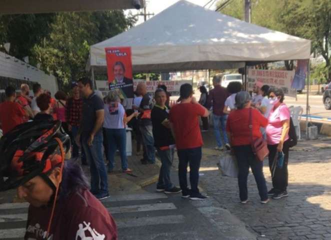 Alunos do IFRN denunciam entrega de lanches por troca de votos para Lula na frente do campus em Natal
