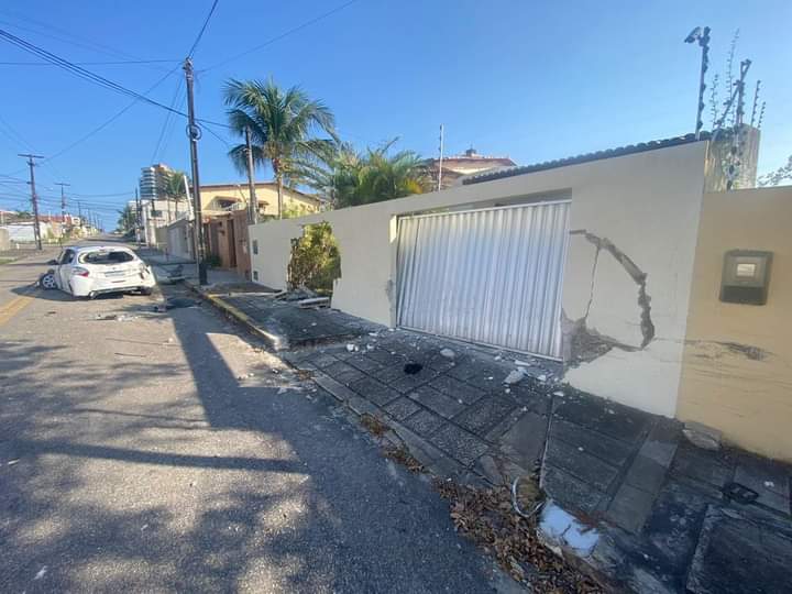 Carro destrói muro de casa em Capim Macio